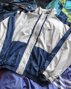 PLEASE READ FULL DESCRIPTION BEFORE YOU MAKE THE PURCHASE Assorted Branded Sportswear Vintage - 40 Pieces This 20 kg bale contains 40 assorted vintage branded sportswear and streetwear. Expect a mix of sweatshirts, t shirts, jackets, and possibly jeans from recognisable brands like Nike, Adidas, and Ralph Lauren and others. This is a final sale lot with no returns or refunds. Exact brands, colours, sizes, and item weight may vary, but overall pieces will amount to 40 in total. Images provided ar Vintage Jackets Retro, Vintage Nike Jacket, Vintage Brands, Sports Wear Fashion, Sportswear Outfits, Vintage Nike Sweatshirt, Streetwear Jackets, Retro Jacket, Vintage Sportswear