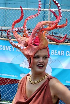 ........oh my...look it's "octupus woman"!!! Coral Skeleton, Marine Costume, Octopus Costume, Octopus Hat, Mermaid Parade, Dinosaur Hat, Skeleton Couple, Costume Works