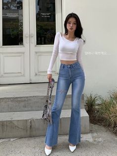 ⭒. 🗝 ʿʿ Fashion, Style, Jeans Style, Highwaist Jeans, Street Fashion, Ootd, Jeans Ootd, Fashion Style, Aesthetic Outfit, Outfit, Jeans Outfit, Style with Jeans, Inspiration Style, Ootd Ideas, Pose Ideas / (pic not mine) Low Waist Jeans Outfit Korean, Ootd Jeans High Waist, Hight Waist Jean Outfits, Ootd Highwaist Jeans, High Wasted Jean Outfits, High Waisted Bell Bottom Jeans Outfits, Highwaist Pants Outfit, Highwaist Jean Outfits