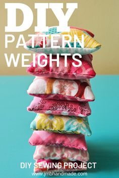 Create your own sewing pattern weights with this DIY sewing project. This pattern weight sewing tutorial includes easy to follow instructions with pictures. Perfect sewing pattern for using up those fabric scraps. Diy Sewing Weights, Fabric Weights Pattern, Free Hand Sewing Patterns, Fabric Weights Diy, Sewing Pattern Weights, Sewing Weights Diy, Diy Sewing Projects For Beginners, Simple Sewing Pattern, Fat Quarter Sewing Projects