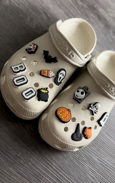 Crocs, crocs jibbitz, spooky crocs, spooky season, spooky things, Halloween, Halloween crocs, crocs gang, shoes, pumpkin, ghosts, thriller, scream, hocus pocus, fall Crocks Shoes Design, Cream Crocs With Jibbitz, White Crocs Charms Ideas, Crocs Gibbets Ideas, Bone Crocs Jibbitz, Crocs Ideas White, Best Crocs Color, Croc Theme Ideas, Crocs Astethic