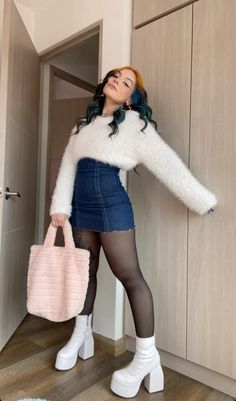 Outfits For Platform Boots, Beige Platform Boots Outfit, Botines Rosas Outfit, Cute Girly Winter Outfits, Casual Breakfast Outfit, Short White Boots Outfit, Chunky Platform Boots Outfit, Cute Winter Date Outfits, Fun Colorful Outfits