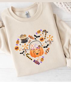 Dieser tolle Pullover präsentiert alle Leckereien zu Halloween, Bonbons, Zuckerstangen, Lollipops in Herzform Halloween Doodles, Halloween Costumes For Family, Cold Autumn, Halloween Cookie, Halloween Sweater, Trick Or Treat Bags, Sweatshirt Halloween, Halloween Cookies, Halloween Sweatshirt