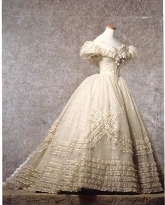 Gaun Abad Pertengahan, Historical Gowns, Period Dress, Trendy Wedding Dresses, Old Dresses, Antique Dress, Vintage Gowns, Antique Clothing, Historical Dresses