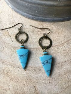 Bronze circle with dangle wire wrapped turquoise stone arrowhead. Antiqued bronze nickel free ear wires. Arrowhead Earrings, Deer Antlers Necklace, Aztec Earrings, Wire Wrapped Turquoise, Antler Necklace, Rustic Earrings, Dangle Earrings Boho, Earrings Geometric, Sparkle Earrings