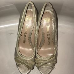 Women’s Juicy Cloture Shoes Beautiful Platform Heels Good With Cute Bow On Top Peep Toe Shoe New Without Box Size 8 Super Cute Shoe Gold Vintage Prom Shoes, Juicy Couture Heels, 90s Prom Heels, 2000’s Shoes, Amazon Heels, Rich Shoes, Carrie Bradshaw Shoes, London Tipton, Kitty Heels