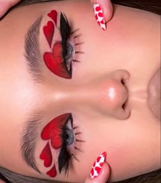 Cute Heart Makeup Looks, Heart Liner Makeup, Heart Eyeshadow Makeup, Valentines Glam Makeup, Gothic Valentine’s Day Makeup, Valentines Graphic Eyeliner, Eye Makeup Valentines Day, Valentines Day Clown Makeup, Valentines Creative Makeup