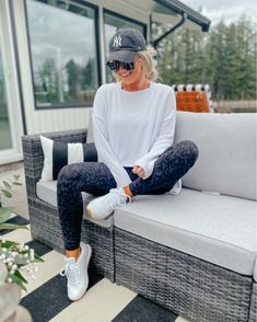 Casual Gray Leggings For Sports, Casual Fitted Mid-thigh Leggings, Sporty Spring Leggings, Casual Compressive Workout Leggings, Casual Compressive Leggings For Workout, Sporty Leggings Outfit, Soccer Mom Style, Sporty Mom, Sporty Leggings