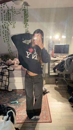 City Wear Street Fashion, Outfits For School Freshman, Baggy Outfits Women, Y2k Baggy Outfits, Fall Fits For School, Baggy Black Jeans Outfit, Outfit Ideas With Black Jeans, Outfit Inspo Baggy Jeans, Black Baggy Jeans Outfit