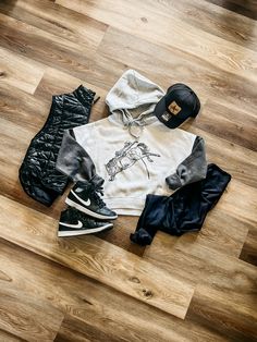 Trendy Winter Sports Sweats, Trendy Fleece Sweats For Streetwear, Trendy Gray Hoodie With Cozy Fit, Trendy Cozy Gray Hoodie, Cozy Sweats For Streetwear, Hooded Cozy Fit Tops For Streetwear, Cozy Fit Hooded Top For Streetwear, Cozy Fit Hooded Streetwear Tops, Cozy Fit Fleece Sweats For Streetwear