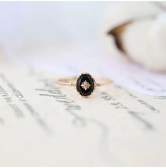 This stunning black agate ring from Agete is the perfect accessory for any occasion. With its beautiful design and high-quality materials, it's sure to turn heads. Vintage Palace, Dark Series, Black Agate Ring, Pearl Vintage, Vintage Jewellery Rings, Seal Ring, Series Black, Black Agate, Agate Ring