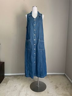 The perfect denim jumper. By Basic Editions. *length, top of shoulder to hem: 51" -- mid-calf to ankle length *bust: 40" *waist total: 41" *hips total: 44" *no flaws, beautiful thick denim *100% cotton *two pockets  *tagged a vintage 16, but I'd call this a comfy medium - 10/12 -Remember, vintage sizes do NOT equate to modern sizes- go by measurements, NOT by size, for best fit. Please know your measurements! Wear a turtleneck or long sleeve and tights in the winter and tank underneath and sanda 90s Jean, Denim Jumper, 90s Jeans, Perfect Denim, Denim Maxi, Dress Medium, Pocket Dress, Mid Calf, Ankle Length