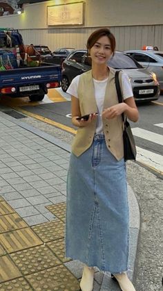 Oversized Sweater Outfit With Skirt, Maxi Jean Skirt Outfits Y2k, Maxi Denim Skirt Outfit Aesthetic, Cute Korean Girl Outfits, Outfit Jupe En Jean, Jean Maxi Skirt Outfit, Long Denim Skirt Outfit Winter, Korean Girl Outfits, Long Denim Skirt Outfit Street Styles