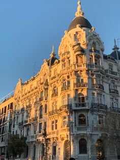 Beautiful building in Madrid, Spain. Madrid City Aesthetic, Madrid Spain Aesthetic Wallpaper, Spain Aesthetics Wallpaper, Spain Astethic, Spain Aestethic, Learn Wallpaper, Study Abroad Madrid, Madrid Spain Aesthetic, Traveling Spain