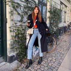 Parisian Street Style Winter, Parisian Winter Style, Parisian Style Winter, Paris In Winter, Parisian Winter, What To Wear In Paris, Parisienne Style, Black Shift Dress