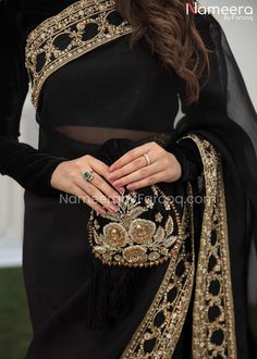 Pakistani Saree Classy Black Saree, Black Saree Reception Look, Black Velvet Blouse With Saree, Black Sarees For Wedding, Black Saree Asthetics, Black Sari Pakistani, Black Saree Wedding Look, Black Saree Pakistani, Black Saree With Dupatta