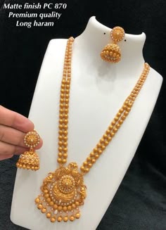 Jewelry Necklace Simple, Gold Jewelry Outfits, Pearl Jewelry Design, Gold Necklace Indian Bridal Jewelry, Gold Bridal Jewellery Sets, Antique Bridal Jewelry, Gold Jewelry Stores