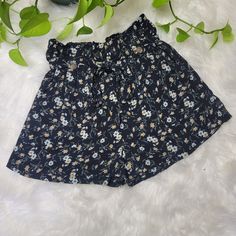 American Eagle Black Floral Print Flowy Pull On Shorts With A Belt Tie. High Rise. Brand New With Tags. Size Small Approximate Flat Measurements: Waist - 12.5" Unstretched, 14" Stretched Rise - 12" Inseam - 2.5" Red Denim Jeans, Mom Denim, Pull On Shorts, White Jean Shorts, Eagle Black, Belt Tie, American Eagle Shorts, Black Floral Print, Belted Shorts