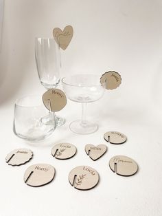 ✨ These place cards are perfectly designed to fit any type of glass, adding a unique touch to your table. Whether it's a wedding, birthday party or other function, these wooden place cards are the perfect addition to make your event unforgettable..✨ 🤍 Select from a variety of typographies and designs to personalize your place cards according to your preferences. 🤍 Send us the first names in the "personalization" section, or by message on Etsy or on our email address accompanied by your order n Name Place Cards Wedding, Place Card Table Wedding, Wedding Food Drink, Wedding Name Cards, Name Place Cards, Wedding Initials, Table Place Cards, Event Decoration