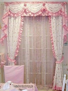 Bed Sheet Curtains, Fold Bed, Rideaux Shabby Chic, Unique Window Treatments, Chic Curtains, Children's Bedroom Ideas, Blinds Window, Unique Window, Window Treatments Curtains