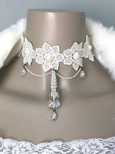 Pretty flower lace choker with details of pearls and chain teardrop beads. Adjustable chain and clasp. Delicate White Bridal Necklace For Party, Delicate Pearl Choker For Parties, White Lace Necklace For Wedding, Delicate White Jewelry For Party, White Pearl Choker Necklace For Party, White Pearl Drop Choker Jewelry, Lace Trim Choker Jewelry Gift, White Beaded Choker Bridal Necklace, Delicate White Lace Jewelry