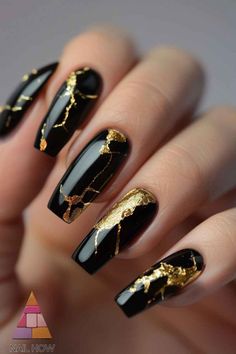 Nail Art Designs Gold Glitter, Black Nails Inspo Elegant, Black Gold Nails Ideas, Black And Golden Nail Art, Black Gold Glitter Nails, Nail Black Gold, Black Nails Gold Tips