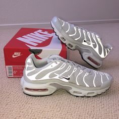 New Nike Air Max Plus Light Silver/Black - Chrome Argent Clair/Chrome/Nior Wmns 6.5 Nike Silver Sneakers With Reflective Details, Silver Running Shoes With Air Cushioning For Streetwear, Nike Silver Running Shoes For Streetwear, White Casual Sneakers With Reflective Logo, Silver Running Shoes With Reflective Details, Silver Running Shoes With Reflective Details And Round Toe, Silver Synthetic Sneakers For Streetwear, Silver Running Shoes For Streetwear With Round Toe, Silver Running Shoes For Streetwear