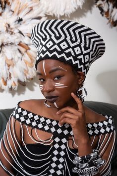 African Hats For Women, Black And White Hairstyles, Zulu Culture, West African Women, Basket Hat, Beaded Basket, African Head Dress, Black And White Hats, African Hats