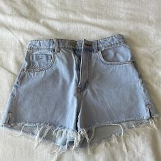 Perfect Condition Chic Light Wash Zara Bottoms, Zara Chic Light Wash Bottoms, Chic Zara Bottoms In Light Wash, Chic Light Wash Straight Leg Jean Shorts, Zara Blue Jean Shorts With Frayed Hem, Trendy Light Blue Jean Shorts With Pockets, Light Blue Denim Jeans Of Short Length, Light Blue Short Length Denim Jeans, Zara High Waist Light Blue Bottoms