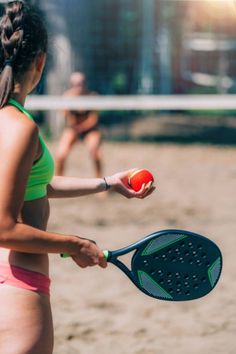 Mulher praticando esporte Beach Tennis na Praia. Mostra um ambiente bem praiano e descontraído. Ibiza Beach, Sports Lover, Ping Pong