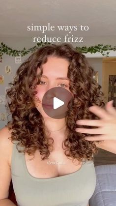 Julia 🦋 on Instagram: "really easy ways to help reduce frizz!!  these are some of the things that really took my hair up a notch when it came to defining my curls and decreasing frizz! i hope it helps you too :)  products used: 🍄odele clarifying shampoo 🍄pattern beauty lightweight conditioner  🍄miribel naturals protein cream 🍄innersense i create lift foam  🍄miribel naturals flaxseed gel" Reduce Frizz Curly Hair, Frizz Curly Hair Tips, Curly Hair Frizz Control Tips, Quick Curl Refresh, Diy Curls, Pattern Beauty, Flaxseed Gel, Frizz Free Curls