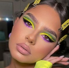 El color Amarillo resalta con detalles y Accesorios. Purple Green Makeup, Bright Colorful Eye Makeup, Neon Makeup, Rave Makeup, Eye Makeup Pictures, Purple Makeup, Eye Makeup Designs, Colorful Eye Makeup, Fancy Makeup