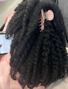 Half-Up Half-Down #pink #halfuphalfdown #books #bookshelf #read #reading #bookshelves #booklover #blackgirl  #bookstoreaesthetic  #romancereader #bookaesthetic #readingcommunity #reader #naturalhaircommunity #naturalhairjourney #twiststyles #blackgirlhair #tracksuit #lightpinkoutfit Claw Clip Natural Hair, Claw Clip Hairstyle, Clip Hairstyle, Hair Half Up Half Down, Hair Half Up, Quick Natural Hair Styles, Half Up Half Down Hairstyles, Afro Textured Hair