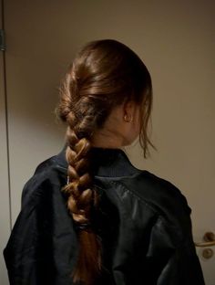 Brown Hair Fashion Outfit, French Braid Brown Hair, Braid Hair Aesthetic, Brown Hairstyles Aesthetic, Braided Hair Aesthetic, Braided Hairstyles Aesthetic, Long Brown Hair Aesthetic, Hairstyles For Long Hair Casual, Braid Aesthetic