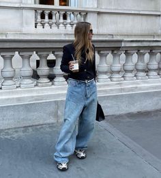 Baggy Levi Jeans Outfit, Spring Baggy Denim Blue Jeans, Winter Baggy Denim Bottoms, Chic Baggy Denim Pants, Chic Baggy Blue Jeans, Baggy Wide-leg Denim Jeans, Levi Jeans Outfit, Moda Denim, White Long Skirt