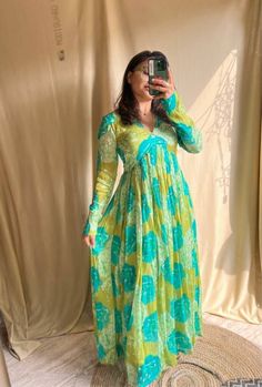 Women's outfit, anarkali suit set Maxi Dress Styles, Green Anarkali, Latest Maxi Dresses, Simple Frock Design, Stylish Kurtis Design, Long Frock Designs, Trendy Outfits Indian, Simple Frocks, Anarkali Dress Pattern