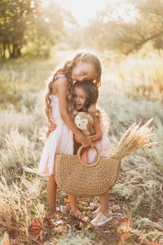 Big And Little Sister Photoshoot, Sis Poses, Sister Photoshoot, Mommy Daughter Photos, Sisters Photoshoot Poses, Family Picture Poses, Toddler Photography