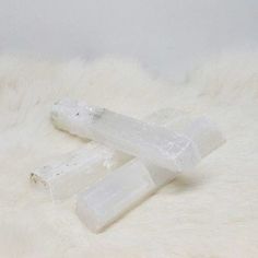 Selenite cleanses the energy field and emotional body. It helps you connect with Spirit Guides. Selenite can support dream recollection & understanding. And is also a great mineral to charge and enhance other crystals. Buy Crystals, Spiritual Tools, Rose Quartz Pendant