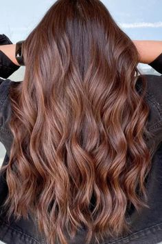 Quer ficar de rastos? Se a resposta for sim, opte já por uma cor de cabelo castanho-avermelhado chocolate. // Crédito da foto: instagram @coloridoporphuong Melted Caramel, Reddish Brown Hair Color, Cinnamon Hair Colors, Copper Brown Hair, Brown Hair Trends, Brown Hair Color Shades, Cinnamon Hair, Reddish Brown Hair