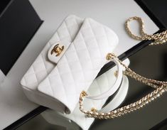 Description CC Mini Flapbag With Top Handle White For Women 7.8in/20cm Rep 1:1 Measurements: 12 x 20 x 6 cm / 4.7 x 7.8 x 2.3 inches (Length x Width x Height) Chain White Zipper inside Gold-toned hardware Include box, dust bag. This product is of the best quality. Baby Tote Bag, Louis Vuitton Shirt, Chanel Mini, Stylish Handbags, Evening Clutch Bag, Accessories Store, Tote Backpack, Chanel Handbags, Flap Bag