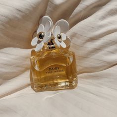 Daisy By Marc Jacobs Perfume, Marc Jacobs Daisy Aesthetic, Daisy Marc Jacobs Aesthetic, Marc Jacobs Aesthetic, Feminine Scents, Marc Jacobs Daisy Perfume, Daisy Marc Jacobs, Perfume Luxury, Marc Jacobs Perfume