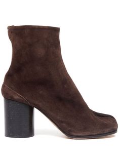 Find MAISON MARGIELA Tabi 80mm Suede Ankle Boots on Editorialist. brown calf suede signature single-stitch logo signature Tabi toe side zip fastening branded insole high 80mm block heel Ankle Boots Brown, Maison Margiela Tabi, Margiela Tabi, Metallic Bag, Elegant Shoes, Brown Ankle Boots, Fur Boots, Boots Brown, Suede Ankle Boots