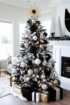 Black Accent Christmas Tree, Black And Silver Christmas Tree Ideas, Christmas Tree Ideas Black And White, Black Xmas Tree Decorating Ideas, Black And White Xmas Tree, White Glam Christmas Tree, Black And White Christmas Tree Ideas, Black Xmas Tree, Black And White Christmas Tree