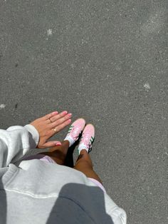 Adidas Shoes Women Gazelle Outfit, Shoe Pics Instagram, Gazelle Bold Outfit, Pink Adidas Gazelle, Brooklyn Outfit, Halle Sandberg, Gazelle Outfit, Shoe Pics