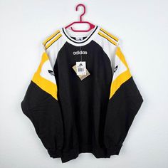 🚨 follow us on instagram @bestclassicvintage 🚨 Beautiful vintage Adidas sweater from the 90s. New with tags and original bag!! Size approximately men's L Pit to pit: 62cm Back length: 72 cm Pull Adidas Vintage, Tshirts Design, Adidas Tshirt, Adidas Retro, Adidas Sweater, Adidas Vintage, Fire Fits, Streetwear Men Outfits, Original Bags