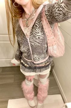 Gyaru Fashion Board, Y2k Outfits Gyaru, Gyaru Fashion Ganguro, Harajuku Pink Outfit, Cute Outfits Gyaru, Faux Fur Leg Warmers Outfit, Gyaru Outfits For School, Outfit Inspo Gyaru, Pink Cheetah Print Outfit