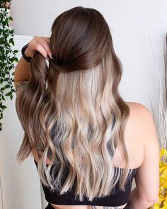 Blonde Underneath Hair, Peekaboo Hair Colors, Hair Color Underneath, Peekaboo Hair, Hot Hair Colors, Pretty Hair Color, Winter Hair Color, Penteado Cabelo Curto