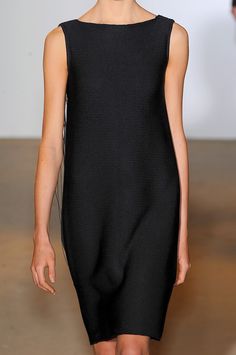 the little black dress every one needs Perfect drape... Glamorous Chic Life, Simple Black Dress, Brown Dress, Fashion Mode, Coco Chanel, Jil Sander, Look Fashion, Minimalist Fashion, Beautiful Outfits