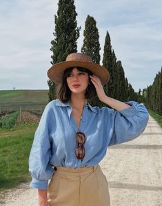 Farm Clothes, Travel Outfit Summer, Country Side, Casual Chic Outfit, Looks Chic, Inspired Outfits, Looks Vintage, Blue Shirt, Outfits Casuales