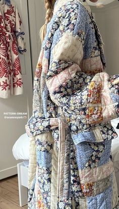 Sewn Things To Sell, Quilted Pullover Pattern, Diy Eco Friendly Projects, Quilted Patchwork Jacket, Patchwork Jacket Outfit, Easy Sewing Projects For Beginners Clothes, Aesthetic Quilts, Quilted Aesthetic, Quilted Bathrobe